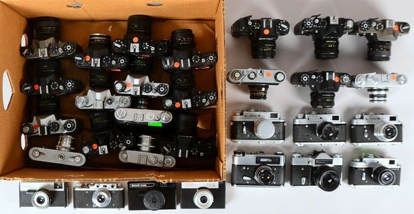 Fotogr.-Konvolut, Zenit/Zorki: versch. Mod. ('Zorki 4', 'Zenit ET', u.a.), mit Obj., 30 St.