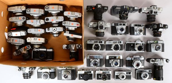 Div. Kameras (Pentax, Zeiss Ikon, Ricon, Dacory, Canon, u.a.), teils mit Obj., 38 St.