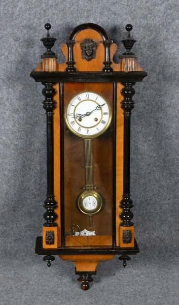 Kastenuhr, Holz/3-seitig verglast, mit Federaufzug; Maße 82 x 34 x 18 cm