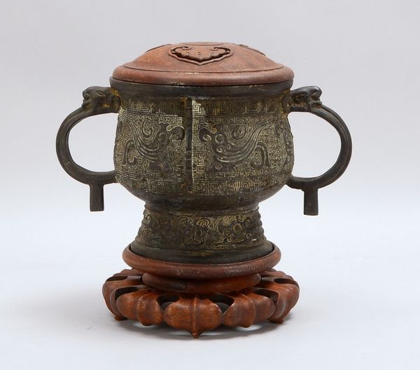 Räuchergefäß, Bronze, mit Holz-Deckel und Sockel; Höhe 24 cm, Ø 15 cm