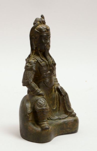 Bronzeskulptur (China), \'Sitzender Krieger\', Hohlguss-Figur; Höhe 21 cm