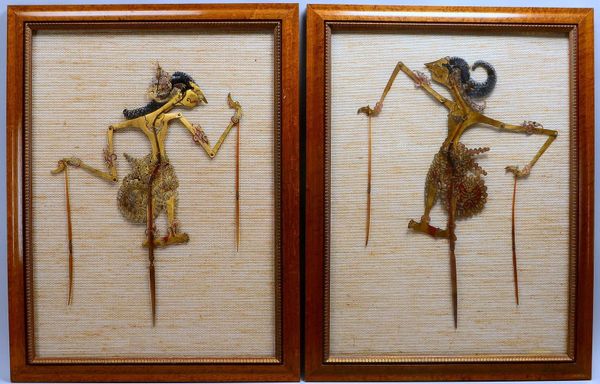 2 Schattenspiel-Figuren (Wayang-Kulit), Pergament, hinter Glas; Gesamtmaße 88 x 68 cm