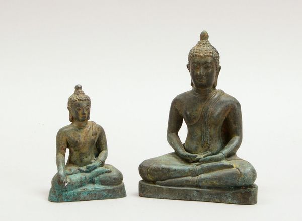 2 Bronzefiguren, 'Sitzende Buddhas' - in Mudra-Haltung dargest.; Höhe 10,5 cm/16,5 cm
