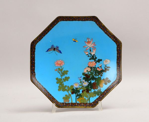 Zierteller, Cloisonné, florales Dekor, Spiegel mit Schmetterlingsmotiven; Ø 33 cm