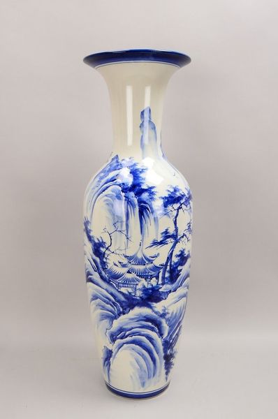 Gr. Bodenvase, mit blauer Unterglasurmalerei (Landschaftsmotive); Höhe 84,5 cm