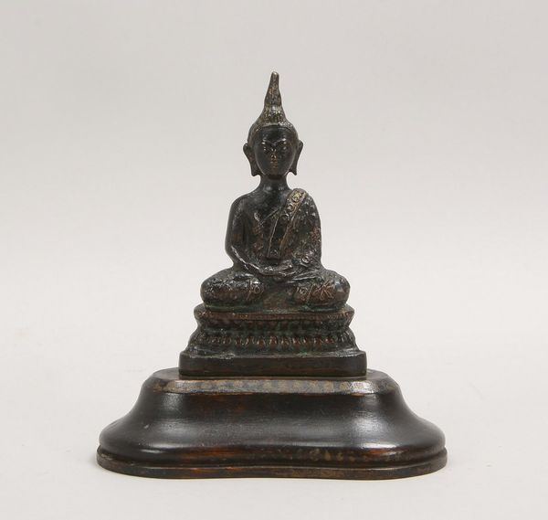 Bronzeskulptur, 'Sitzender Buddha', mit dkl. Patina, auf Holzsockel; Höhe 14 cm