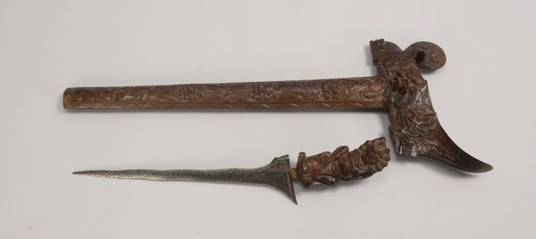 Kris, Klinge Damaststahl mit feiner Ornamentik, Hartholz-Knauf und Scheide