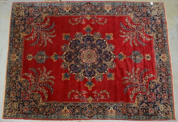 Meshed, mittelfeine Knüpfung, Flor in gutem Zustand; Maße 335 x 250 cm