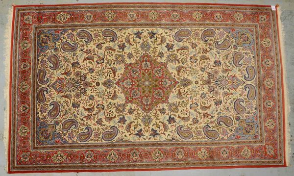 Ghom, feste Kn., hellgrundig, Flor in gutem Zustand; Maße 348 x 213 cm