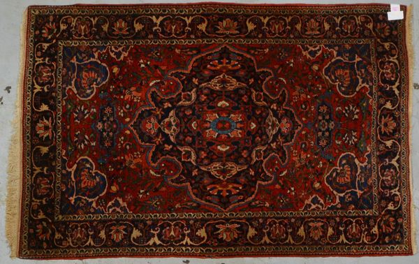 Bakhtiari, älter, mittelfeine Kn., Flor in insges. gutem Zustand; Maße 212 x 142 cm