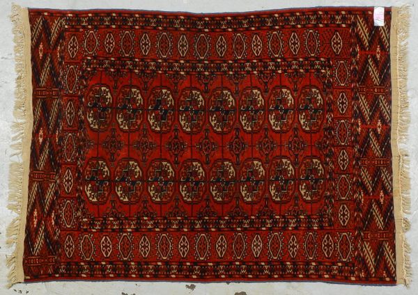 Tekke-Bukhara, feine Knüpfung, gleichm. Flor - insges. guter Zust.; Maße 135 x 100 cm