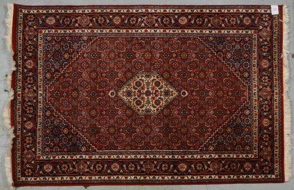 Indo-Bidjar, feste mittelfeine Knüpfung, hochflorig - Flor in gutem Zustand; Maße 130 x 200 cm