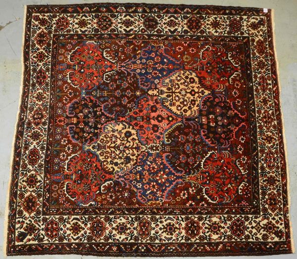 Bakhtiari (Iran), insges. gleichm. Flor, gereinigt und wohnfertig - fast quadratisch!