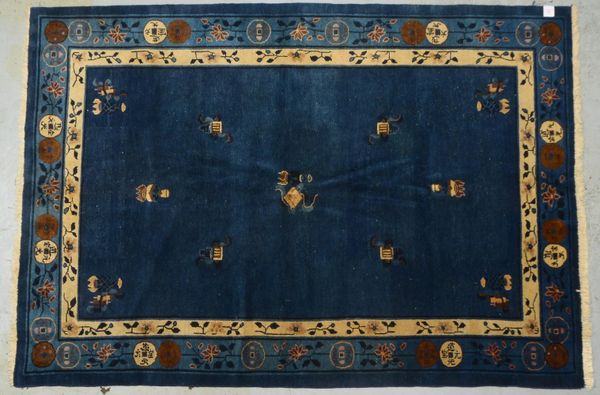 Peking-Teppich, mittelfeine Knüpfung, Flor in gutem Zustand; Maße 268 x 185 cm
