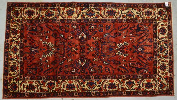 Bakhtiari, mittelfeine Kn., gleichm. Flor; Maße 315 x 178 cm (kl. Gebrauchssp./Seite)