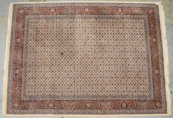 Indo-Orientteppich, mittelfeine Kn., ringsum kompl., guter Zust.; Maße 336 x 251 cm