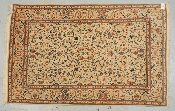 Keshan, mittelfeine Kn., hellgrundig, kompl., guter gleichm. Flor; Maße 220 x 144 cm