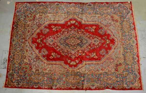 Kirman, mittelfeine bis feine Kn.; Maße 395 x 283 cm (Flor mit leichten Gebrauchssp.)