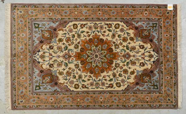 Täbriz, mittelfeine Knüpfung, gleichmäßiger Flor - guter Zust.; Maße 162 x 102 cm