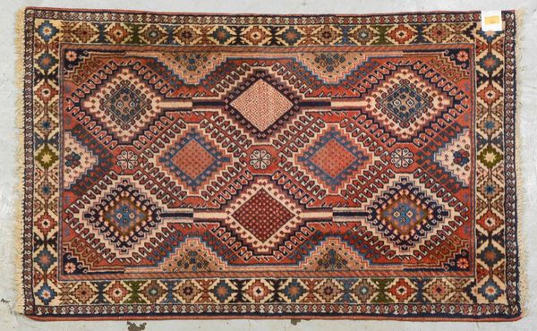 Orientteppich, mittelfeine bis feine Knüpfung, Flor in gutem Zust.; Maße 126 x 79 cm