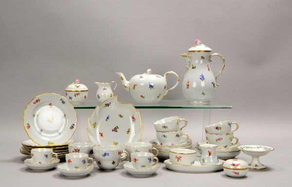 Meissen, Kaffee-/Tee-/Mokkaservice, div. Teile; dazu Tischaufsatzschale (dekorabw.)