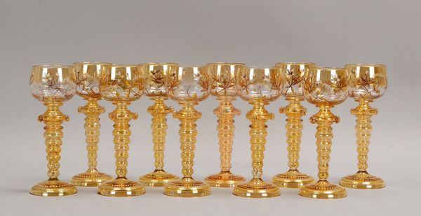 10 Weißweingläser (Biedermeier), leicht iris. Glas, mit Noppen und Emaillemalerei