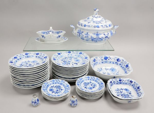 Meissen, Tafelservice, mit Zwiebelmuster, für 12 Pers., div. Teller und Servierteile