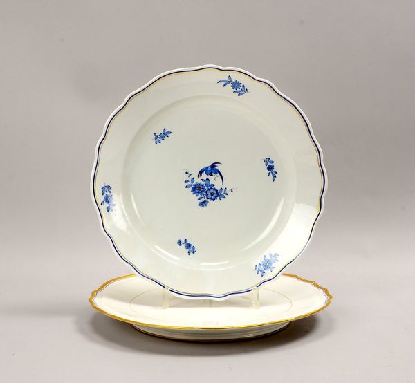 Meissen, 2 Porz.-Teller: 1x Knaufzeit, I. Wahl, Ø 36 cm; und 4-gestr., Ø 34,5 cm