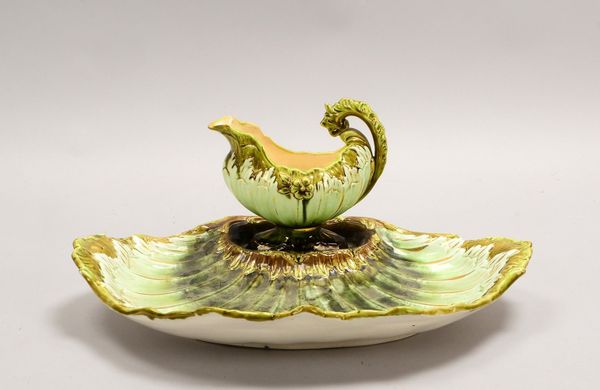 Muschelschale, Keramik, mit Saucière/Aufsatz, im Boden plast. gem. ('J', 'B', 'D')