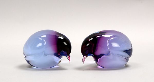 Gral/Dürnau, 2 Glasskulpturen, stilis. 'Pinguine', in Blau-/Rot-Violett, Entw. L. Seguso