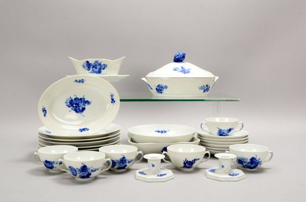 Royal Copenhagen, Speiseservice, 'Blaue Blume', für 6 Pers., div. Servierteile u.a.