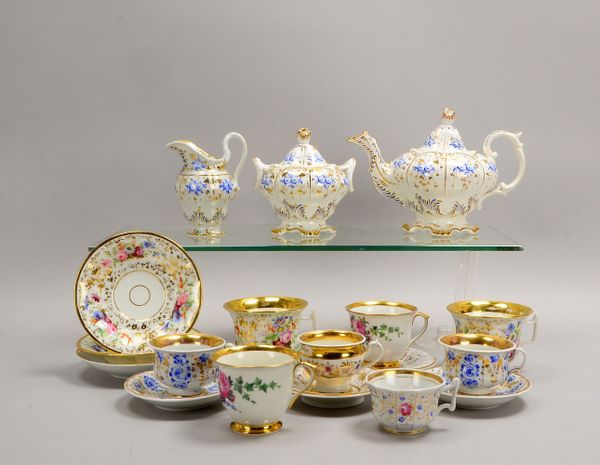 Tischporz.-Konvolut (Biedermeier): Teekern mit 2x Tassen/UT, 6x Sammeltassen/UT