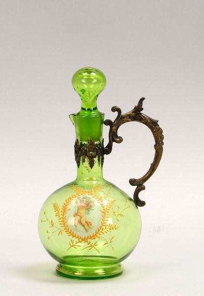 Kleine Karaffe (Historismus), grünes Glas, teils emailliert, mit Metallmontierung