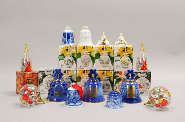 Konvolut Weihnachts-/Osterschmuck, Glas und Porz., Kugeln/Glocken und Eier