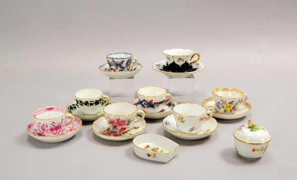 Meissen, Tischporz.-Konvolut: 8x Mokkatassen/mit UT, kl. Deckeltopf, Ascher