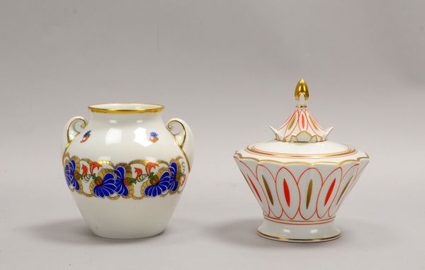 2 Porz.-Gefäße (Art déco): Bonbonnière, Hertel-Jacob, und Tischvase, Höhe 15 cm