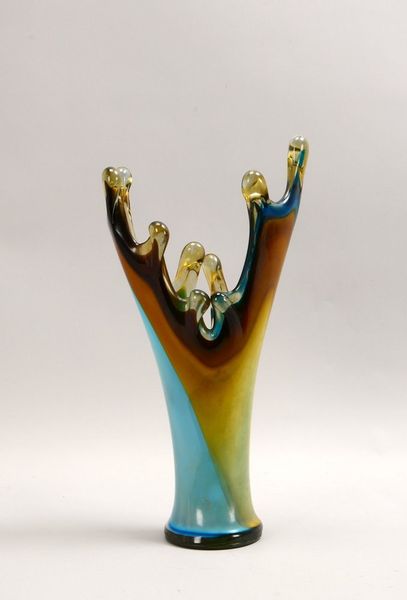 Designer-Tischvase, alt, Glas mit Schliereneinschm., im Boden mit Abriss; Höhe 44 cm