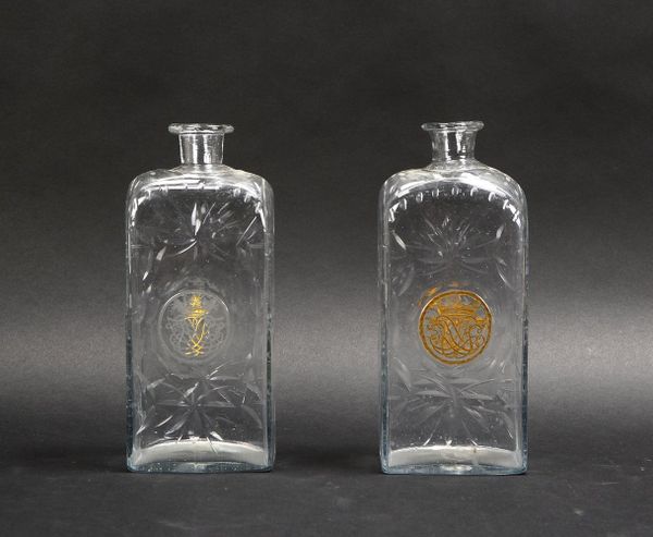 2 antike Flaschen, wulst. Mündung, geschl. farbl. Glas, mit 'Wappen'/Blattornam.