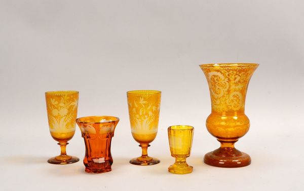5 Glasteile (Böhmen), bernsteinf.: Pokalvase, 2x Pokalgläser, 2x Ansichtengläser