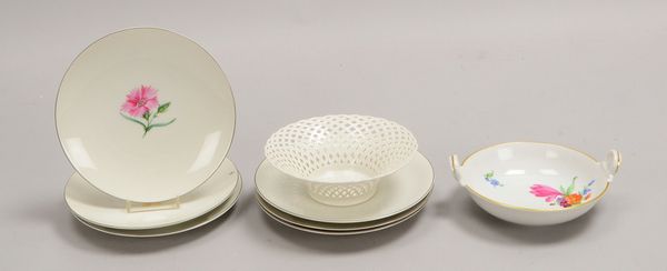 KPM (Zepterm.), 6x Kuchen-/Gebäckteller, flor. Motive in Handbem., und 2 Schalen
