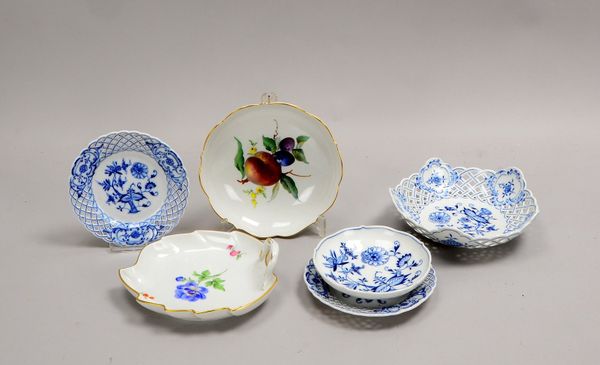 6 Meissen-Servierteile, Zwiebelmuster: Blattschale, Schale mit Wellenrand, 4x Schälchen