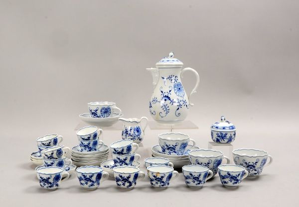 Meissen, Kaffee-/Mokkaporz.-Konvolut, Zwiebelmuster: Kaffekern und div. Tassen