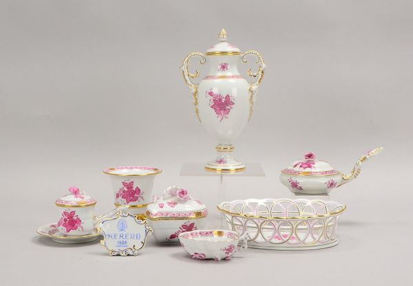 Herend, 9-tlg. Tischporz.-Konvolut; dazu Aufsteller und Deckelvase, Höhe 26 cm