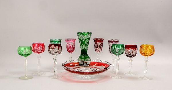 Böhm. Glas: 10x Trinkgläser, versch. Formen/Farben, Schale/geschl., und Tischvase