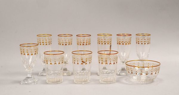 10 Trinkgläser/Sektgläser und einzelne Schale, geschl./geätztes Glas, goldstaffiert