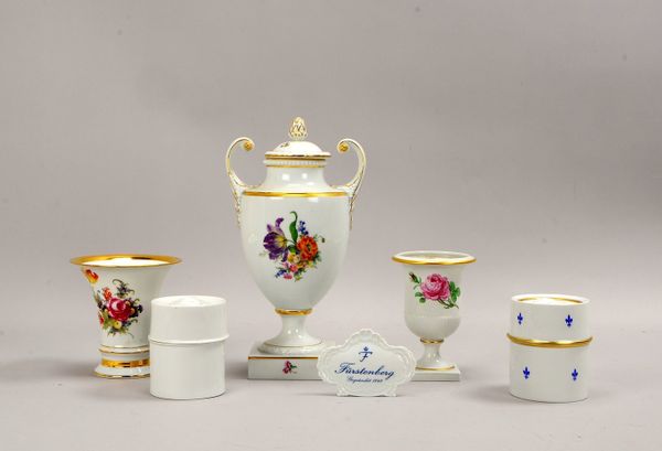 Fürstenberg, 8 Tischporz.-Teile, polychr./goldstaff.; Aufsteller und Deckelvase, Höhe 32 cm
