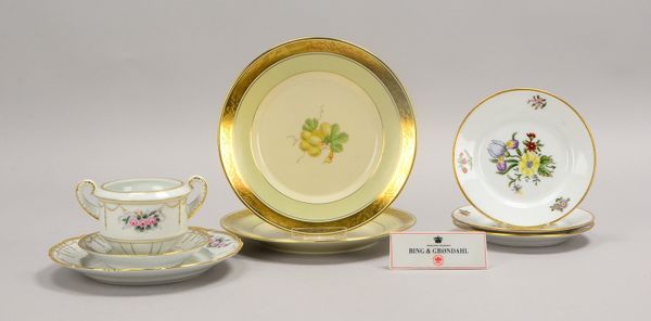 Royal Cop./Bing & Grøndahl, Porz.-Konvolut: 7x Teller, 1 Henkeltopf, dazu ein Aufsteller