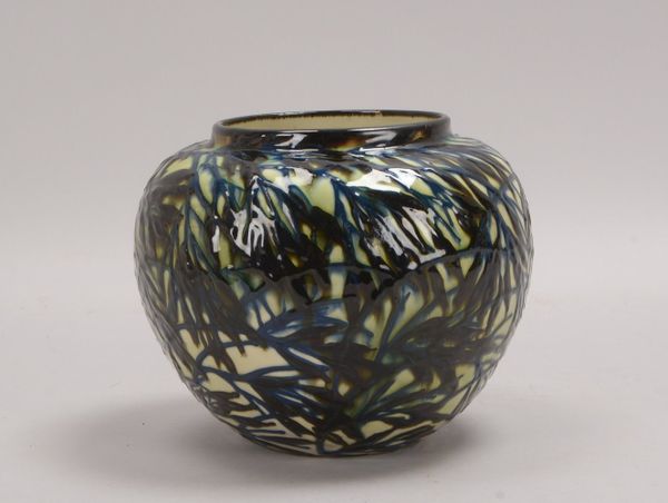 Majolika Manuf. Karlsruhe, Vase mit Schlickermalerei, 'Weidenkätzchen', Entw. Max Laeuger