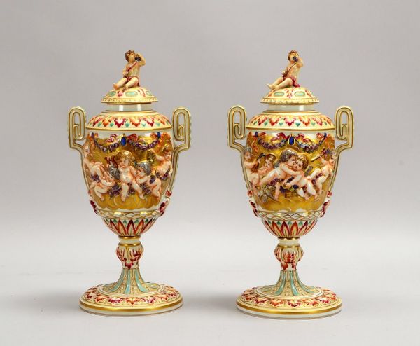 Capodimonte Doccia ('Bekröntes N'), 2 Pokal-Deckelvasen (Ende 19. Jh.); Höhe 31 cm