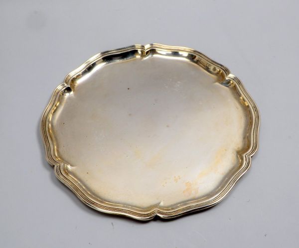 Wilkens, Serviertablett, 830 Silber, mit Dresdner Barockrand; Ø 36 cm, Gew. 800 g